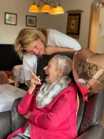 Kristin Scholz im Gespräch mit der Jubilarin zum 100. Geburtstag