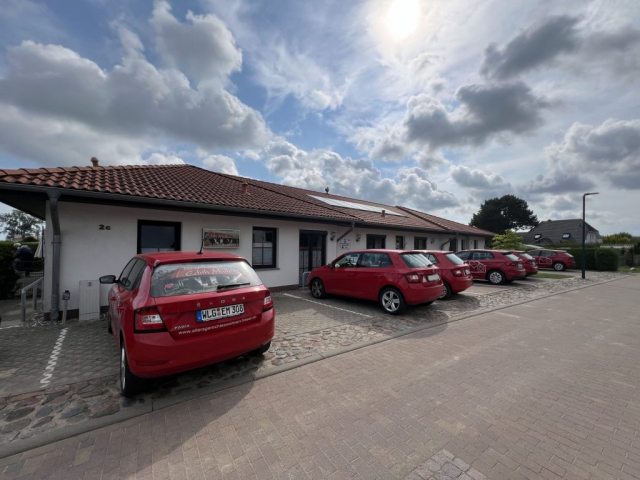 Fünf Fahrzeuge aus dem Fuhrpark der Häuslichen Krankenbetreuung Edith Müller GmbH