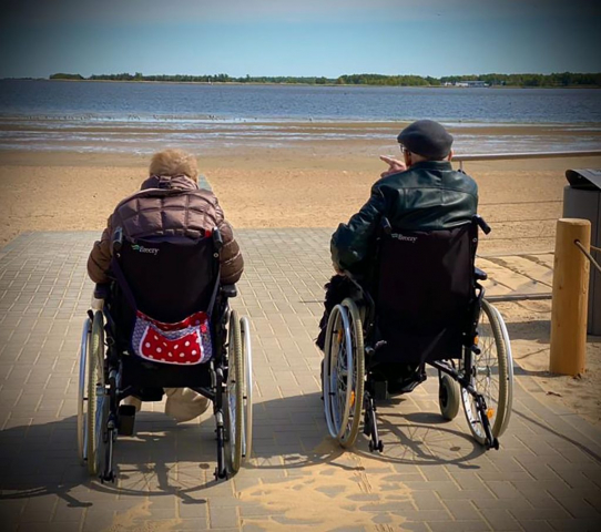 Ausflug von zwei Senioren im Rollstuhl an den Freester Strand