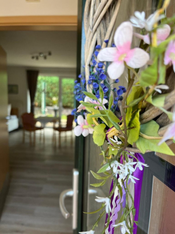 Eingangstüre mit Blumenkranz