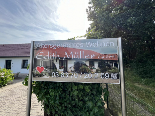 Eingang mit Schild zum Altersgerechten Wohnen Edith Müller GmbH