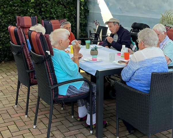 Geselliges Beisammensein auf der Terrasse